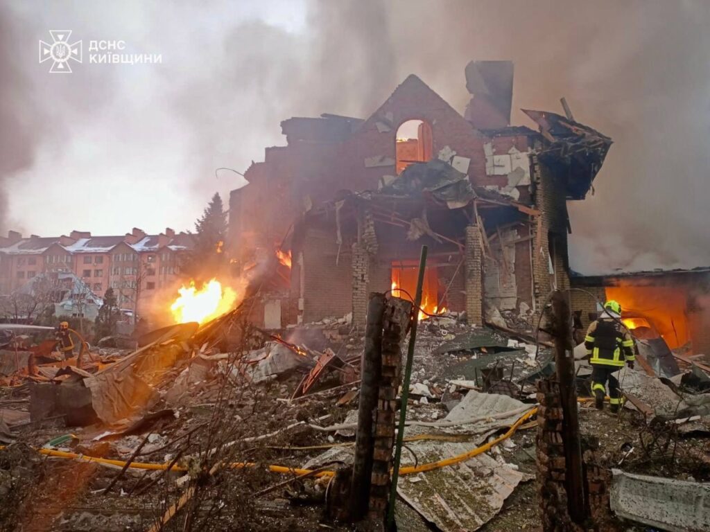 Ракетно-дронова атака на Київщину: постраждала жінка, з-під завалів врятовано 8 осіб