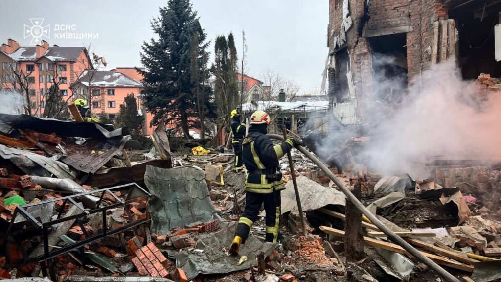 Ракетно-дронова атака на Київщину: постраждала жінка, з-під завалів врятовано 8 осіб