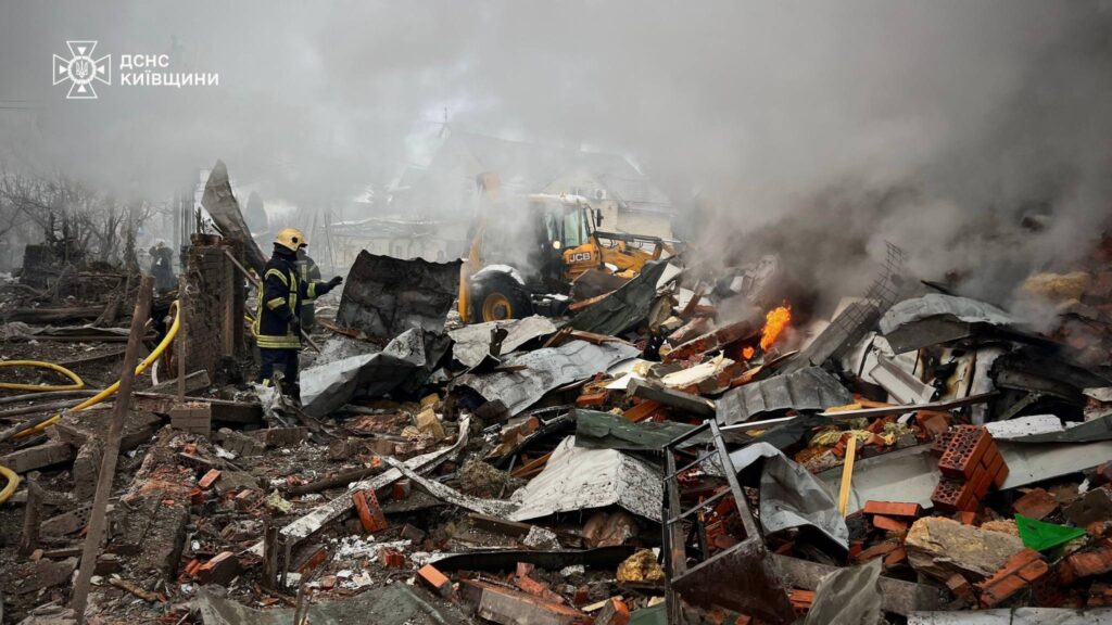 Ракетно-дронова атака на Київщину: постраждала жінка, з-під завалів врятовано 8 осіб
