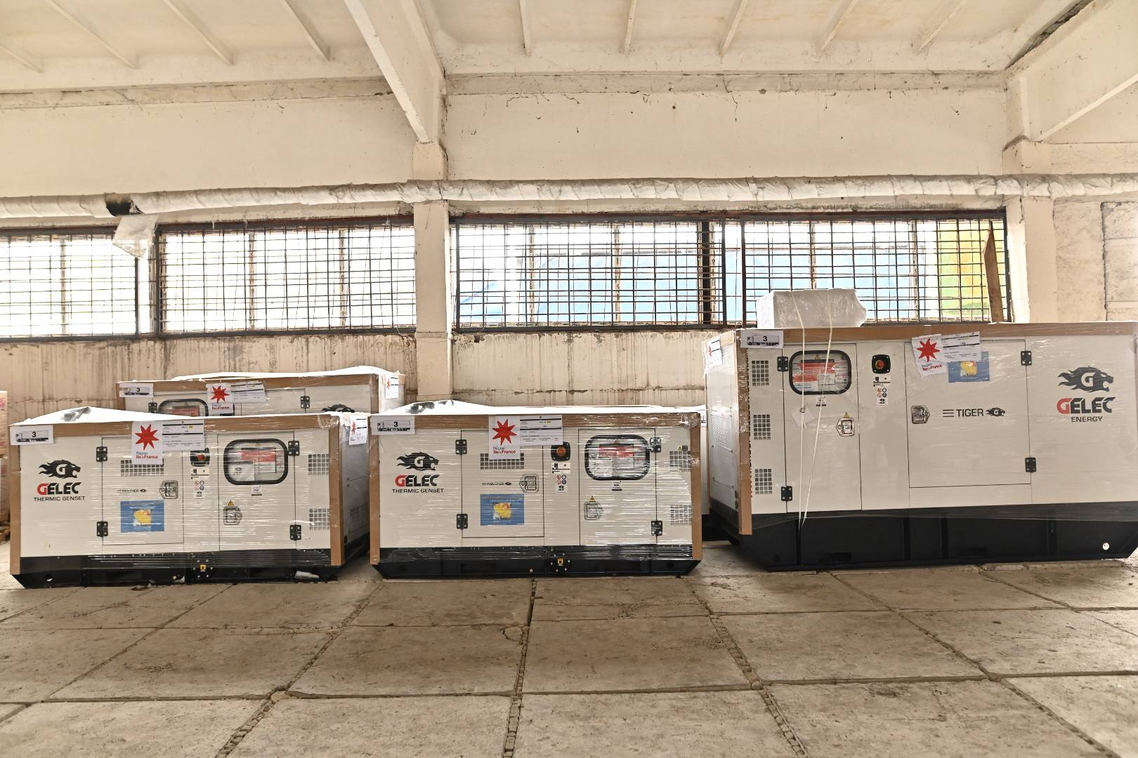 Генератори GELEC Energy з маркуванням регіону Іль-де-Франс на складі, передані Францією для критичної інфраструктури Київщини