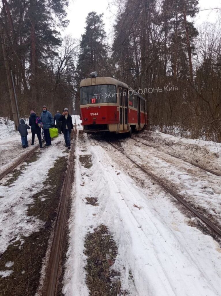Трамвай у Пущі-Водиці врізався в дерево: лісова траса чекає на ремонт вже 8 років