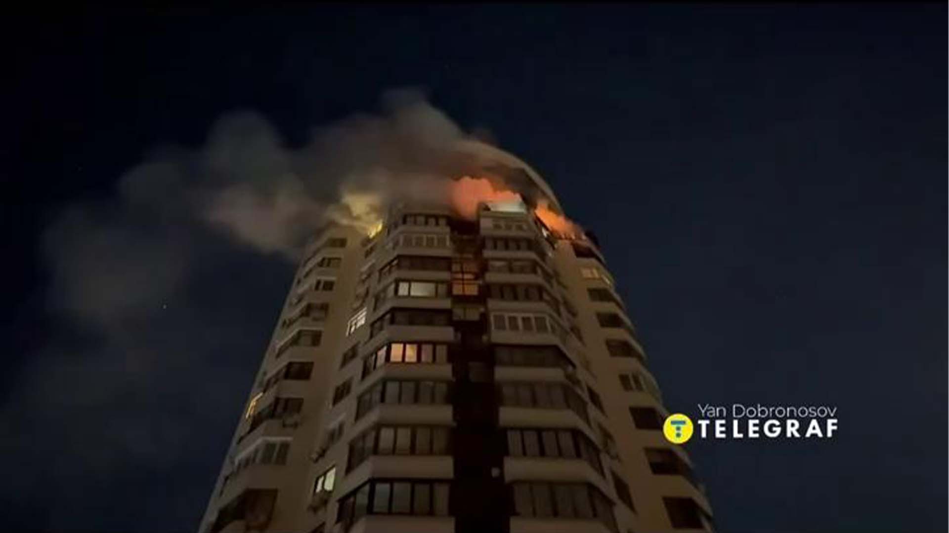 Палає вогонь у верхній частині модерної багатоповерхівки після повітряного удару армії РФ