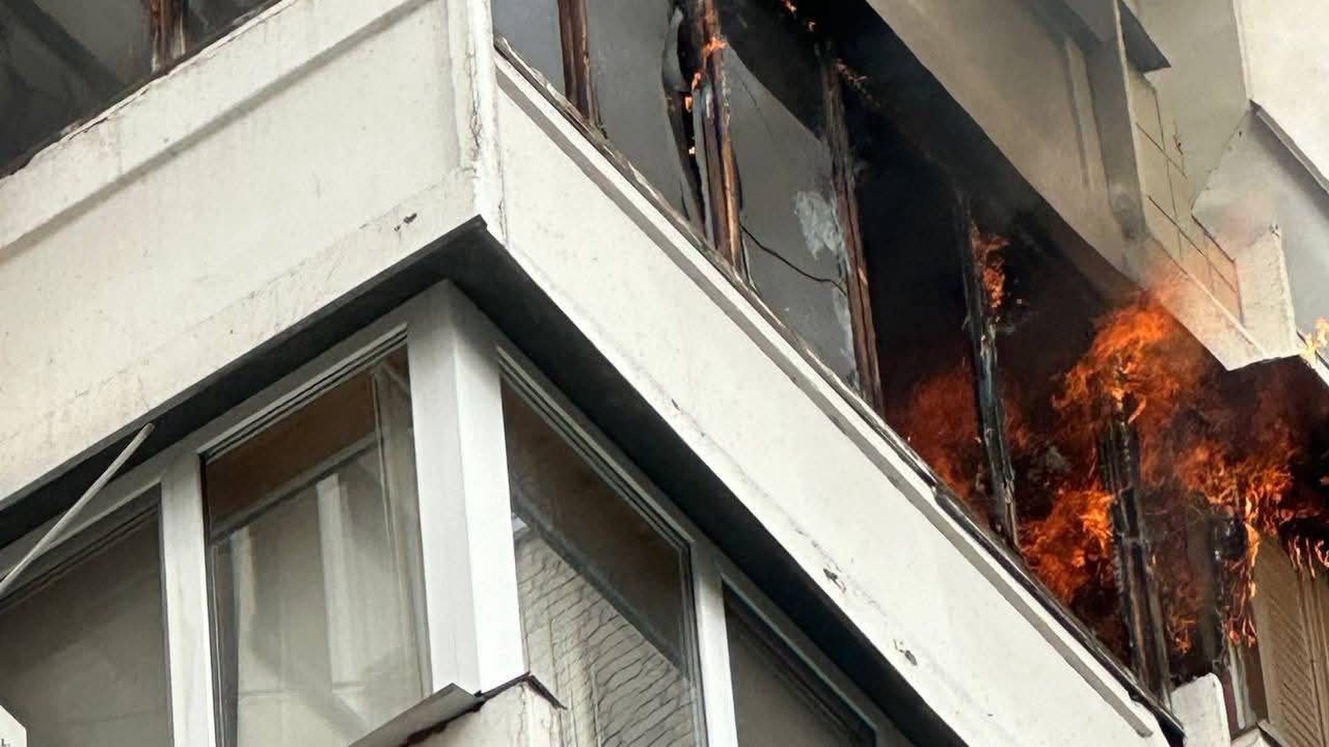 Вогонь охопив балкон 10 поверху багатоповерхівки у Святошинському районі Києва