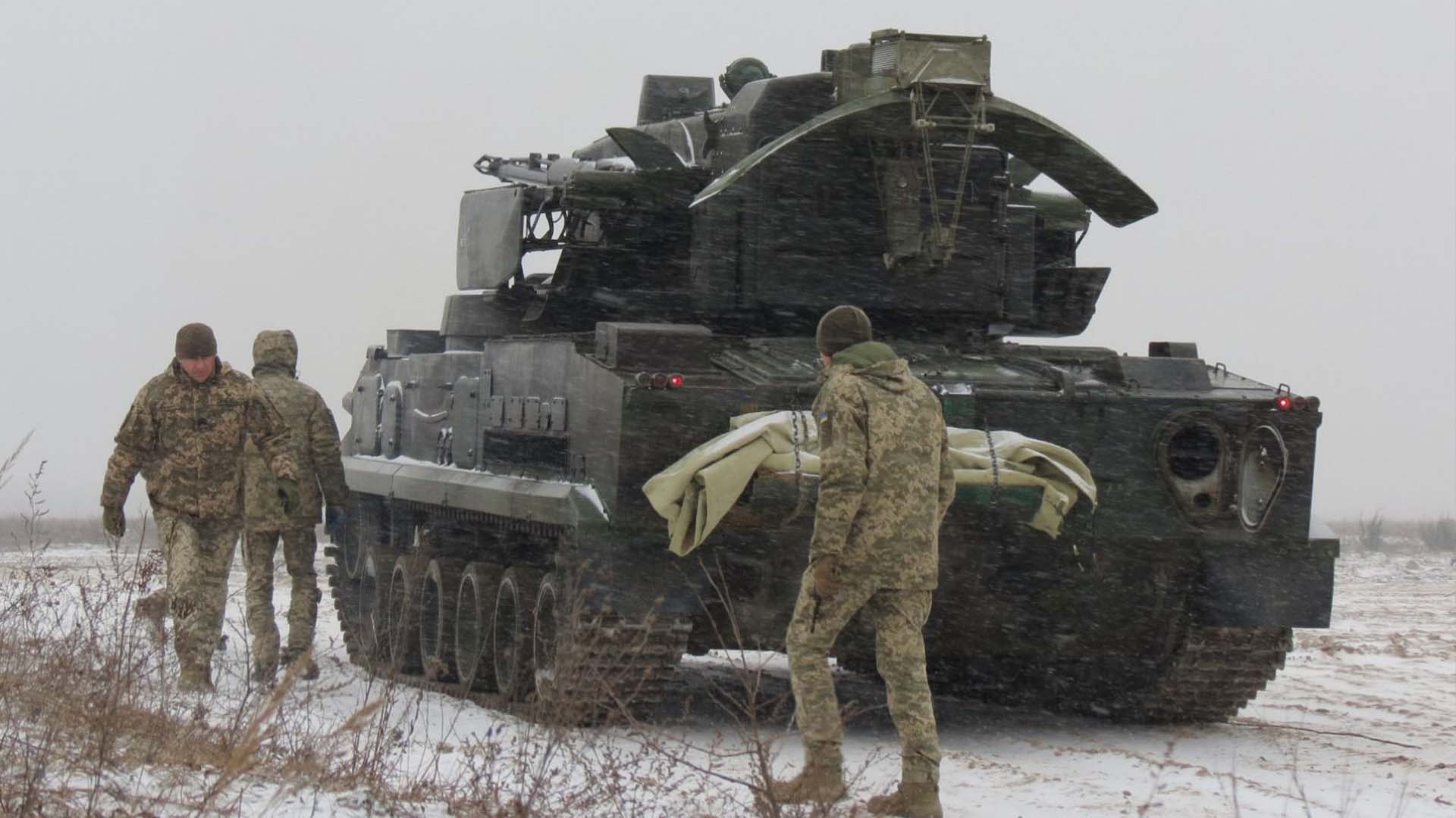 Німецька зенітна самохідна установка Gepard на засніженому полі з екіпажем ЗСУ взимку