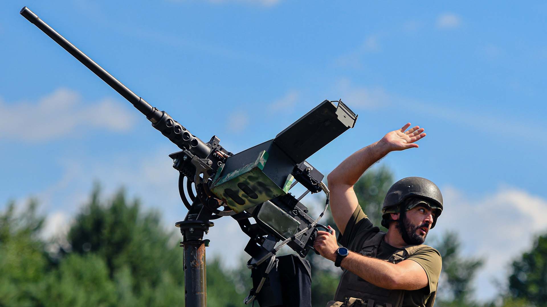 Військовий зенітник у бойовій готовності чекає команди біля зенітної установки