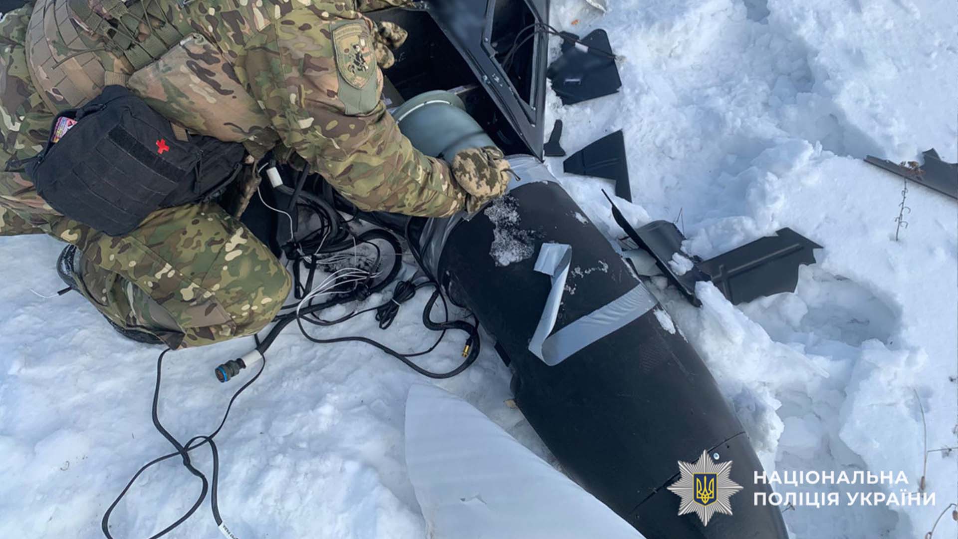 Сапер поліції розбирає збитий дрон Shahed на місці падіння