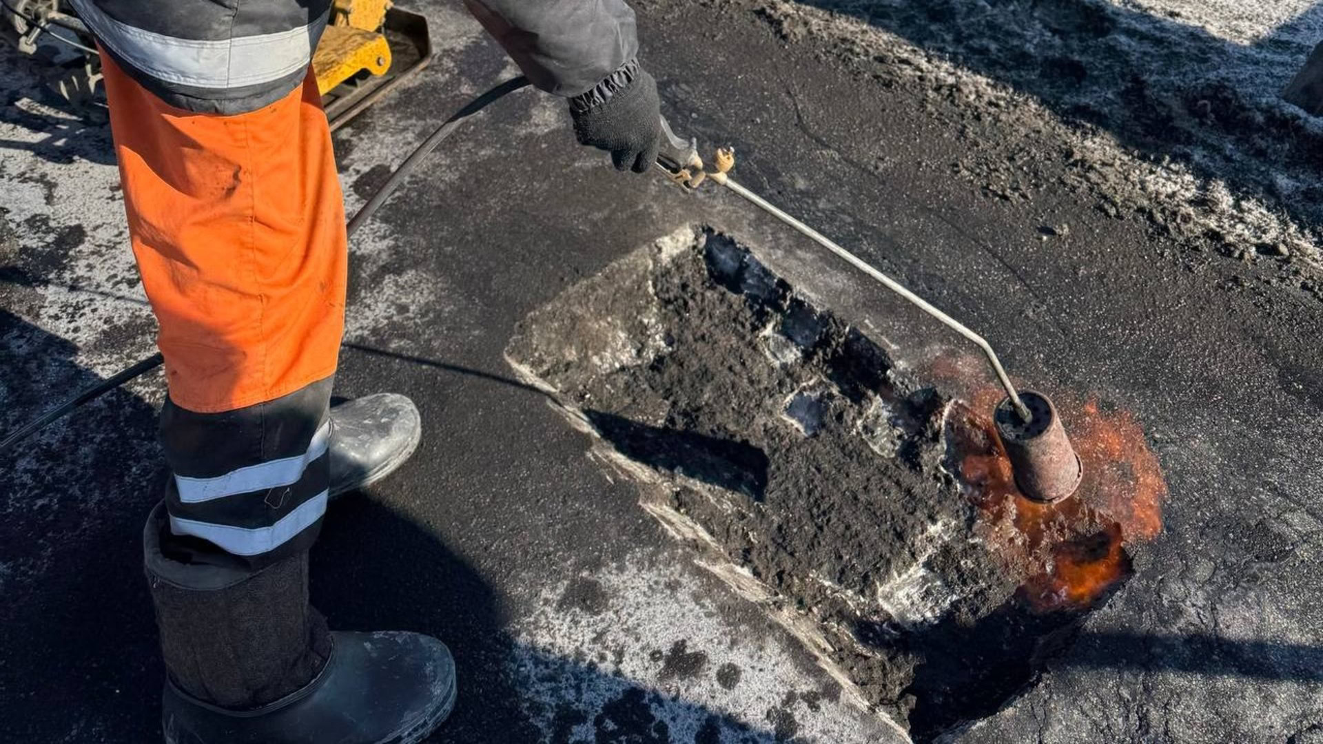 Дорожні робітники ліквідують аварійні ділянки на дорогах Києва під час ремонту мостів та шляхопроводів