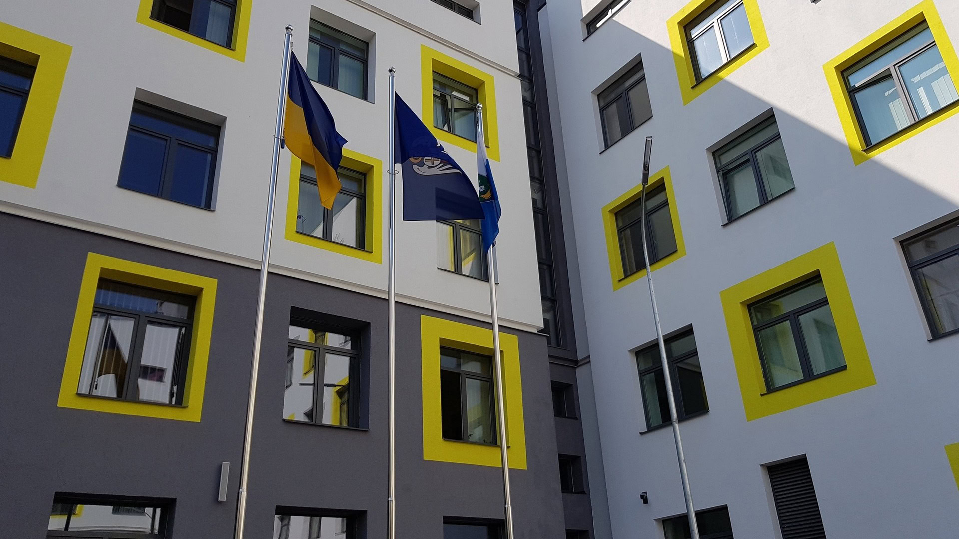 Учні Ліцею Інтелект на уроці працюють з навчальними матеріалами за партами в світлому класі