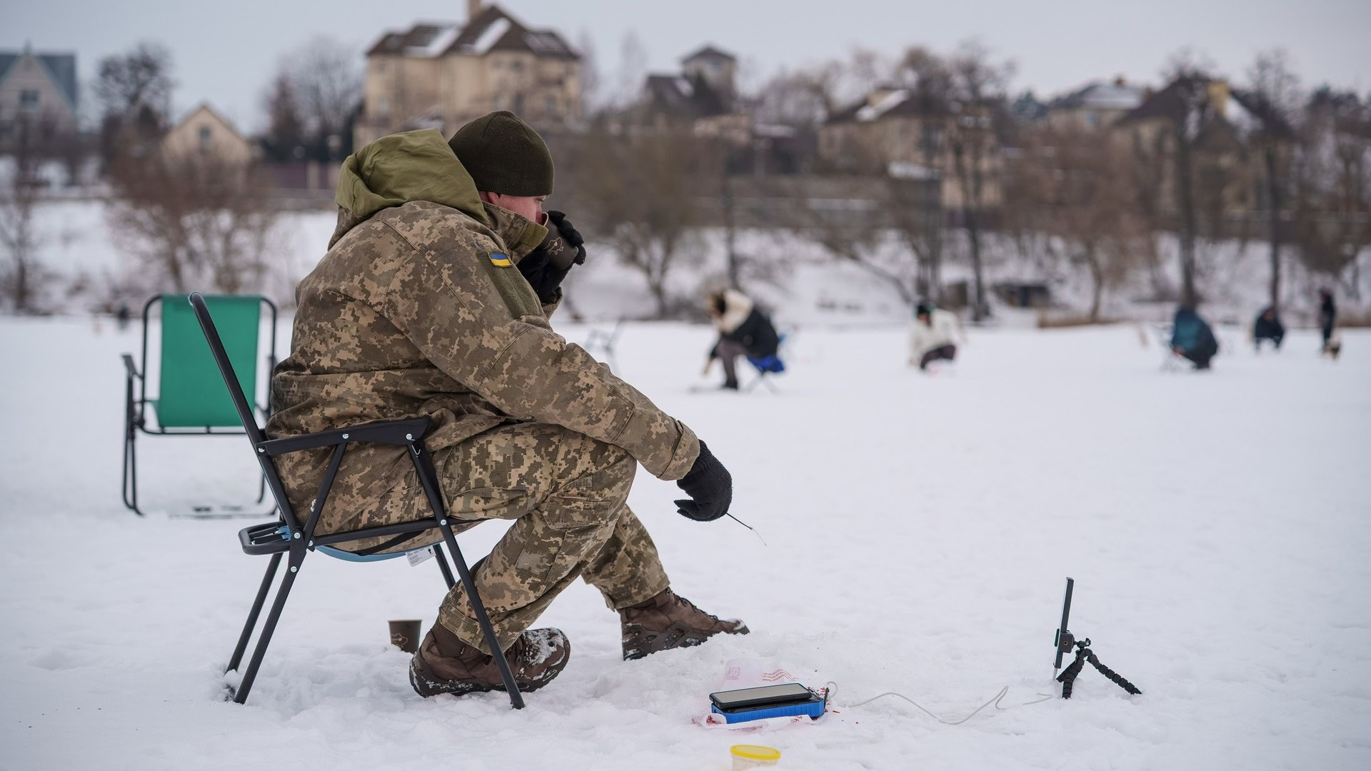 Ветеран у військовій формі рибалить на замерзлому озері під час сімейного ретриту у Білогородській громаді на Київщині