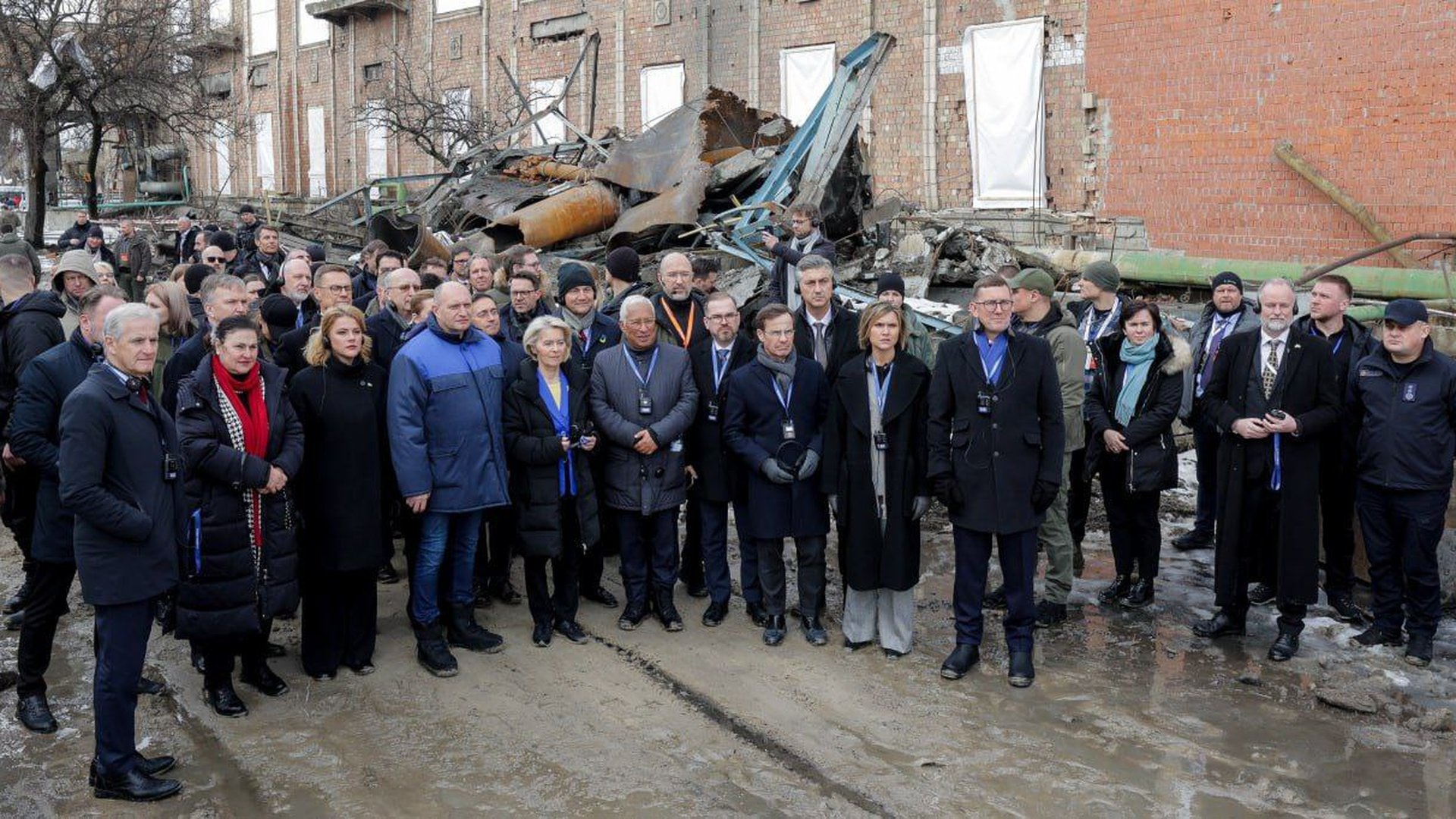 Денис Шмигаль, лідери ЄС та урядів європейських країн біля пошкодженої київської ТЕЦ у четверті роковини повномасштабного вторгнення Росії