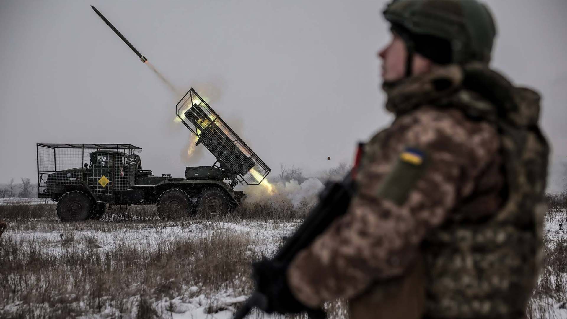Воїн ЗСУ спостерігає за залпом РЗСВ на передовій