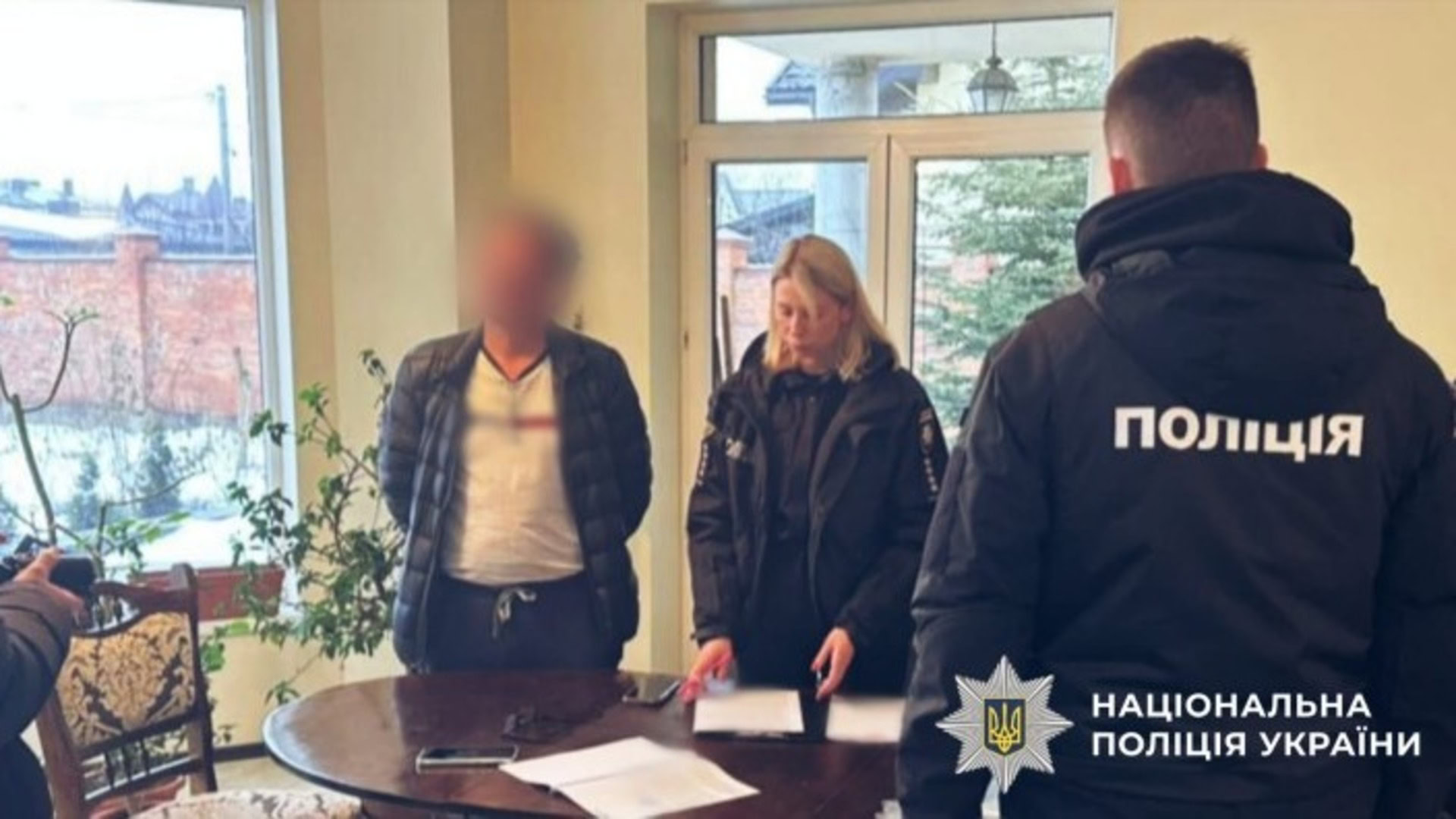 Поліцейські оголошують підозру колишньому посадовцю національного природного парку, обличчя підозрюваного заблюрене