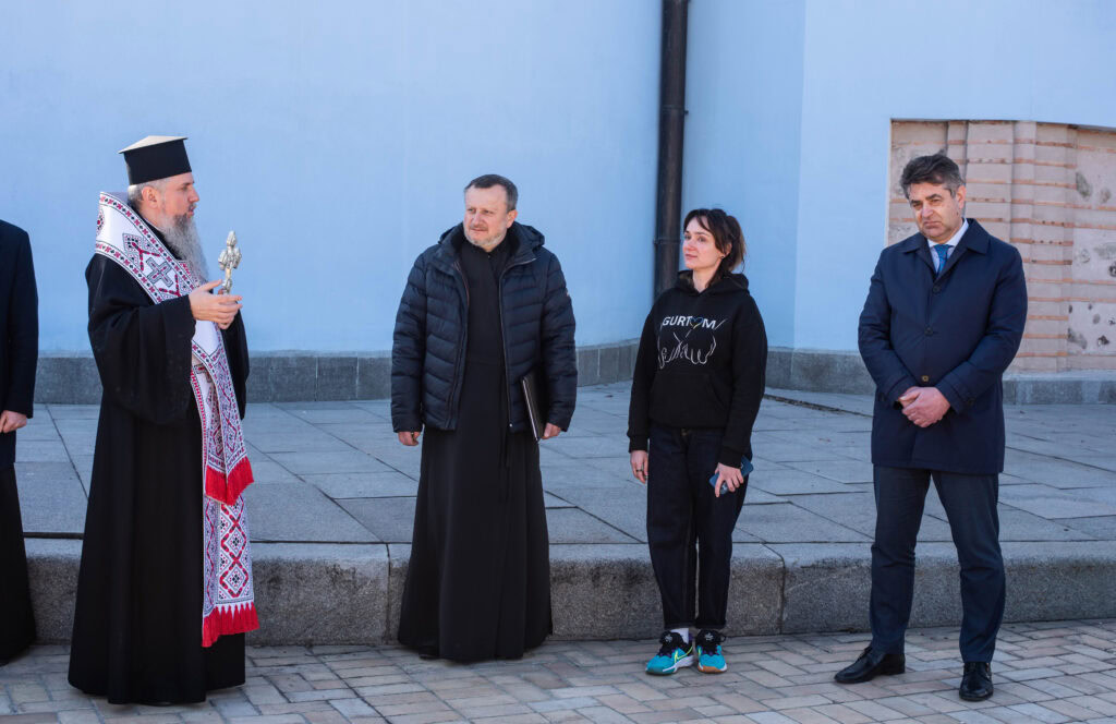 Освячення автівок у Михайлівському монастирі
