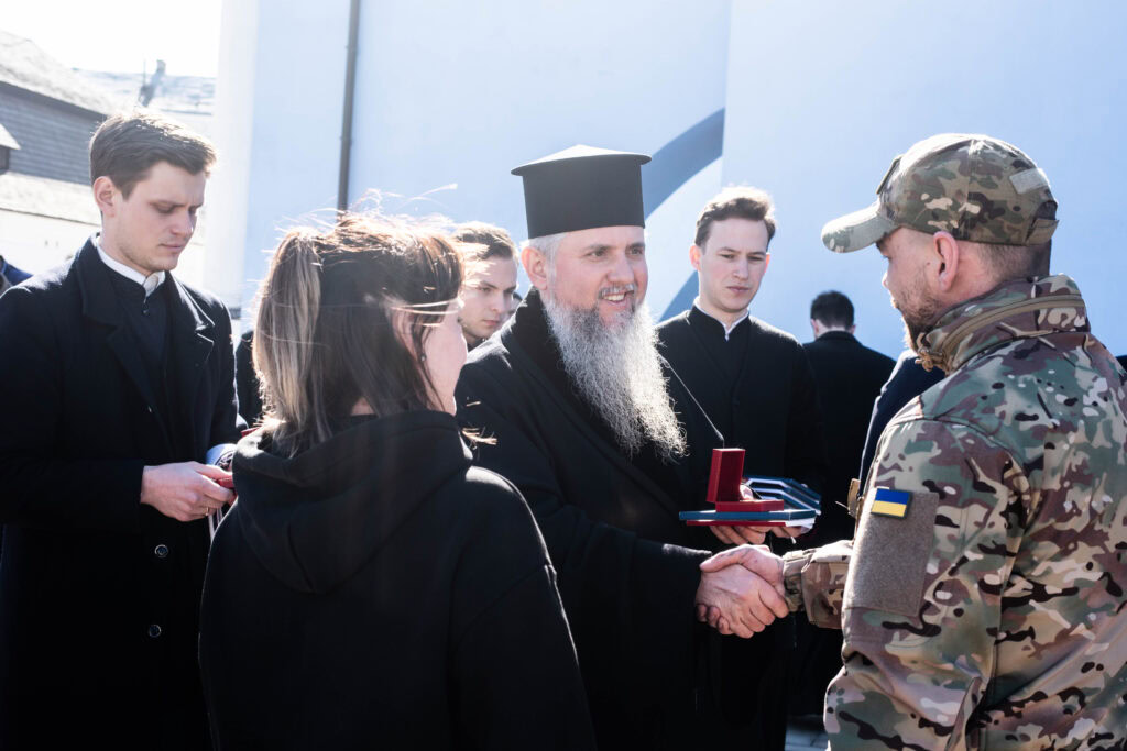 24 авто для медевакуації передали у Михайлівському монастирі Києва