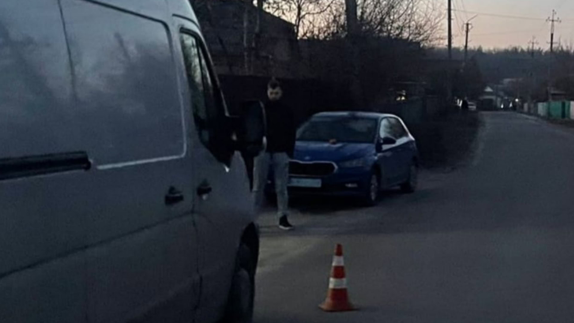 Поліцейські на місці ДТП на Фастівщині, де автомобіль Renault збив 9-річну дівчинку