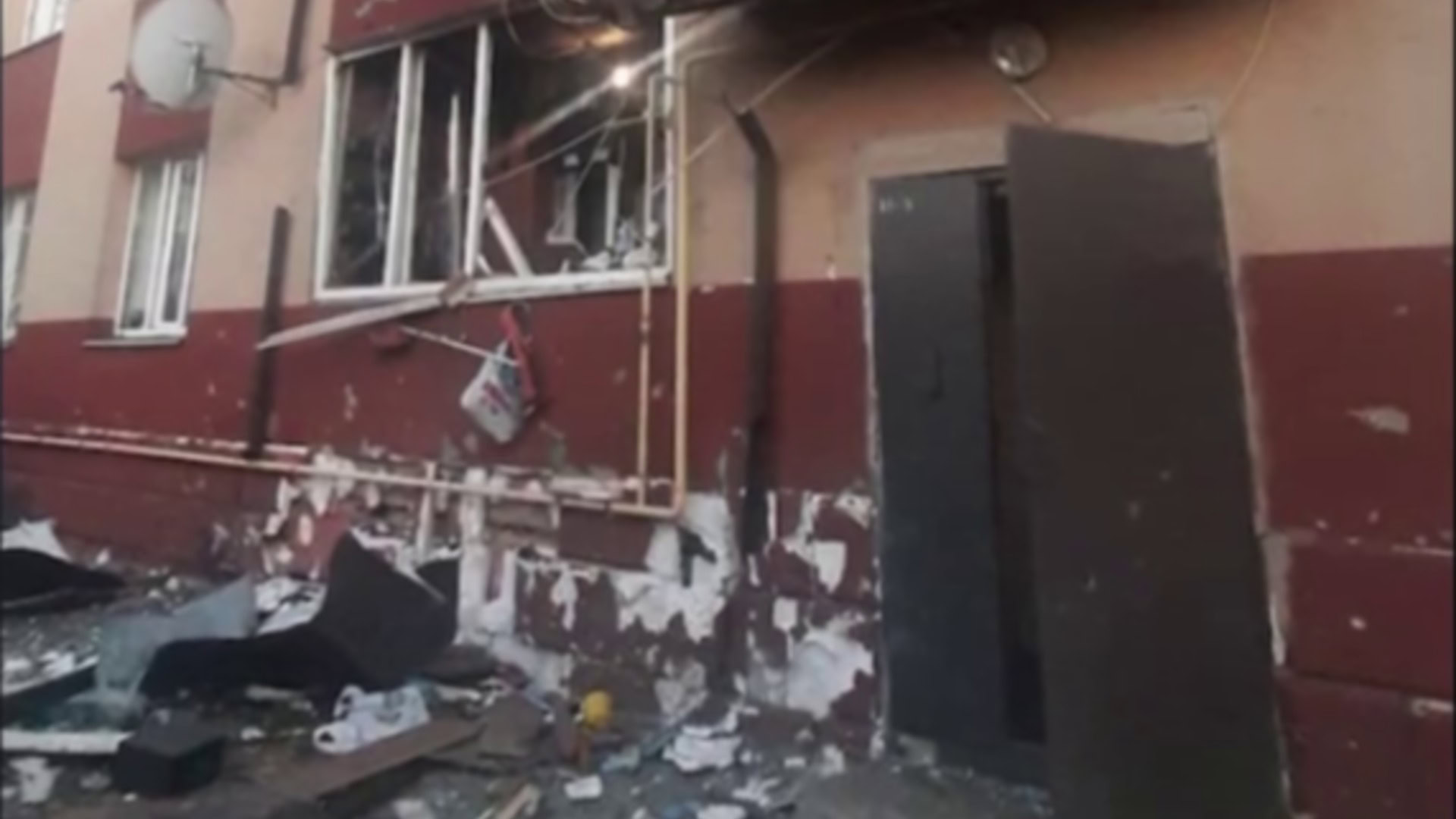 Пошкодження біля багатоквартирного будинку в Бучі після подвійного вибуху 23 березня 2026 року, зруйнована огорожа та вибиті вікна