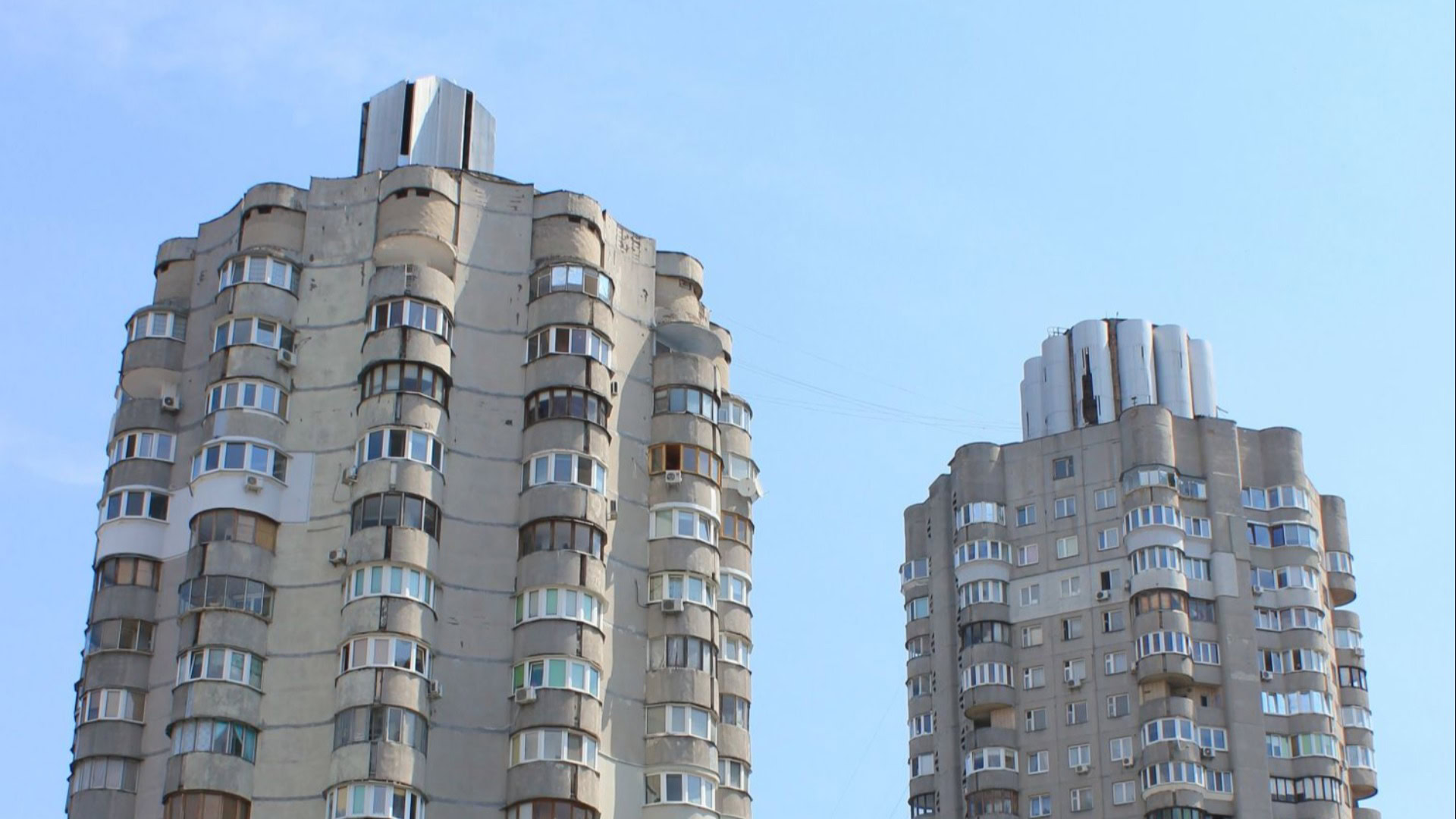 Циліндричний будинок-«ромашка» на Оболонській площі, 2 у Києві з характерними круглими балконами