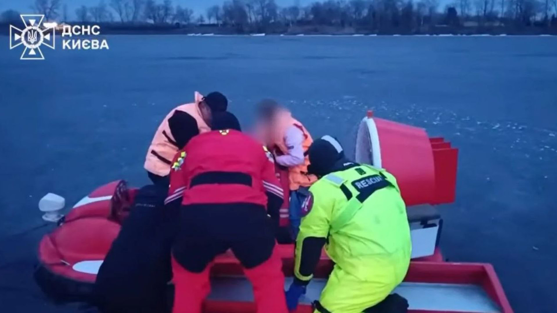 Рятувальники ДСНС евакуюють маму з дочкою з крижини на затоці Оболонь за допомогою аероглісера