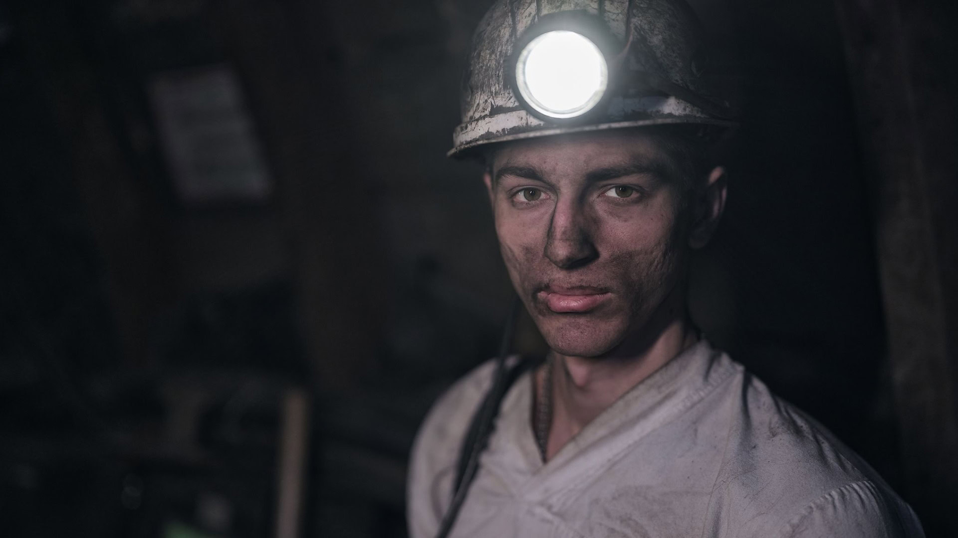 Працівник ДТЕК — кадр із виставки «До світла / Into the Light» Костянтина та Влади Ліберових