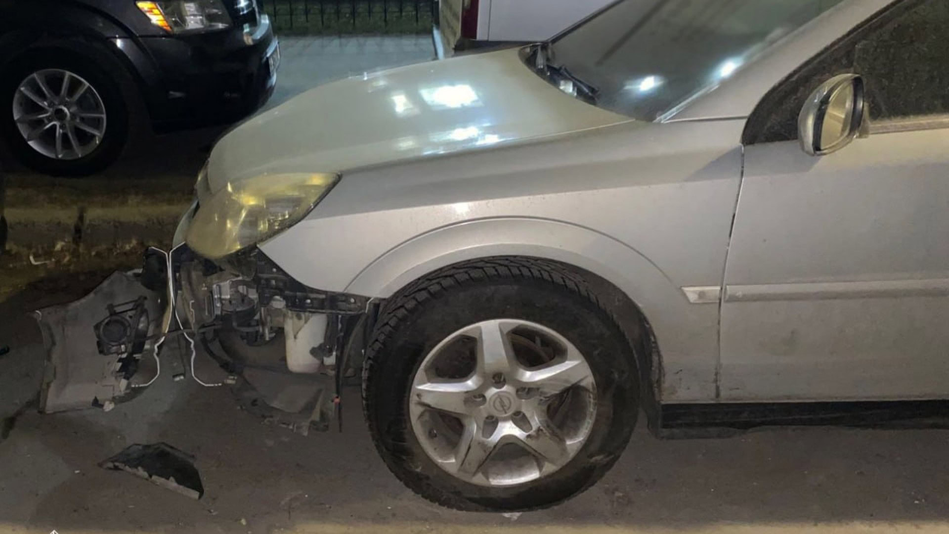 Пошкоджений автомобіль після ДТП у Голосіївському районі Києва, водій Smart в'їхав у припарковані авто