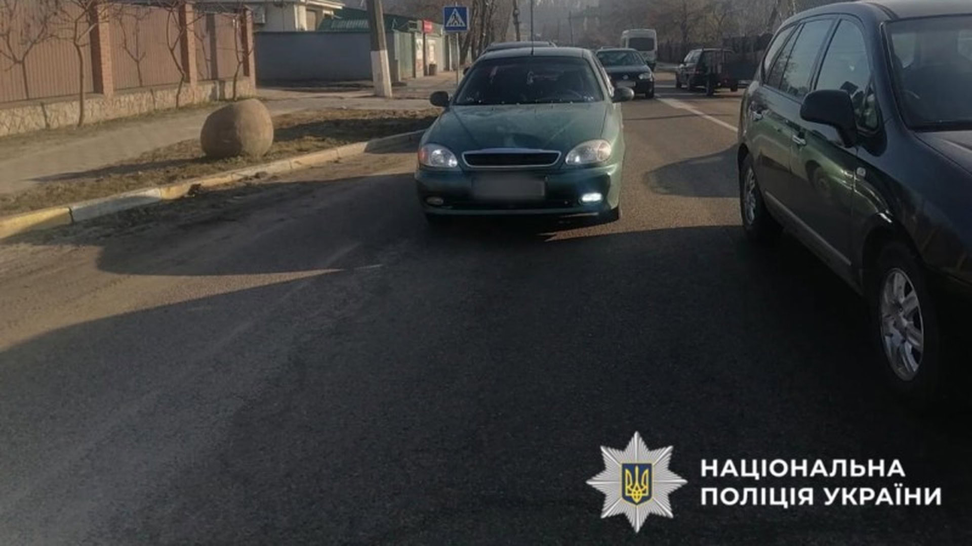 Автомобіль на вулиці Київська в Обухові після наїзду на 10-річного хлопчика на пішохідному переході