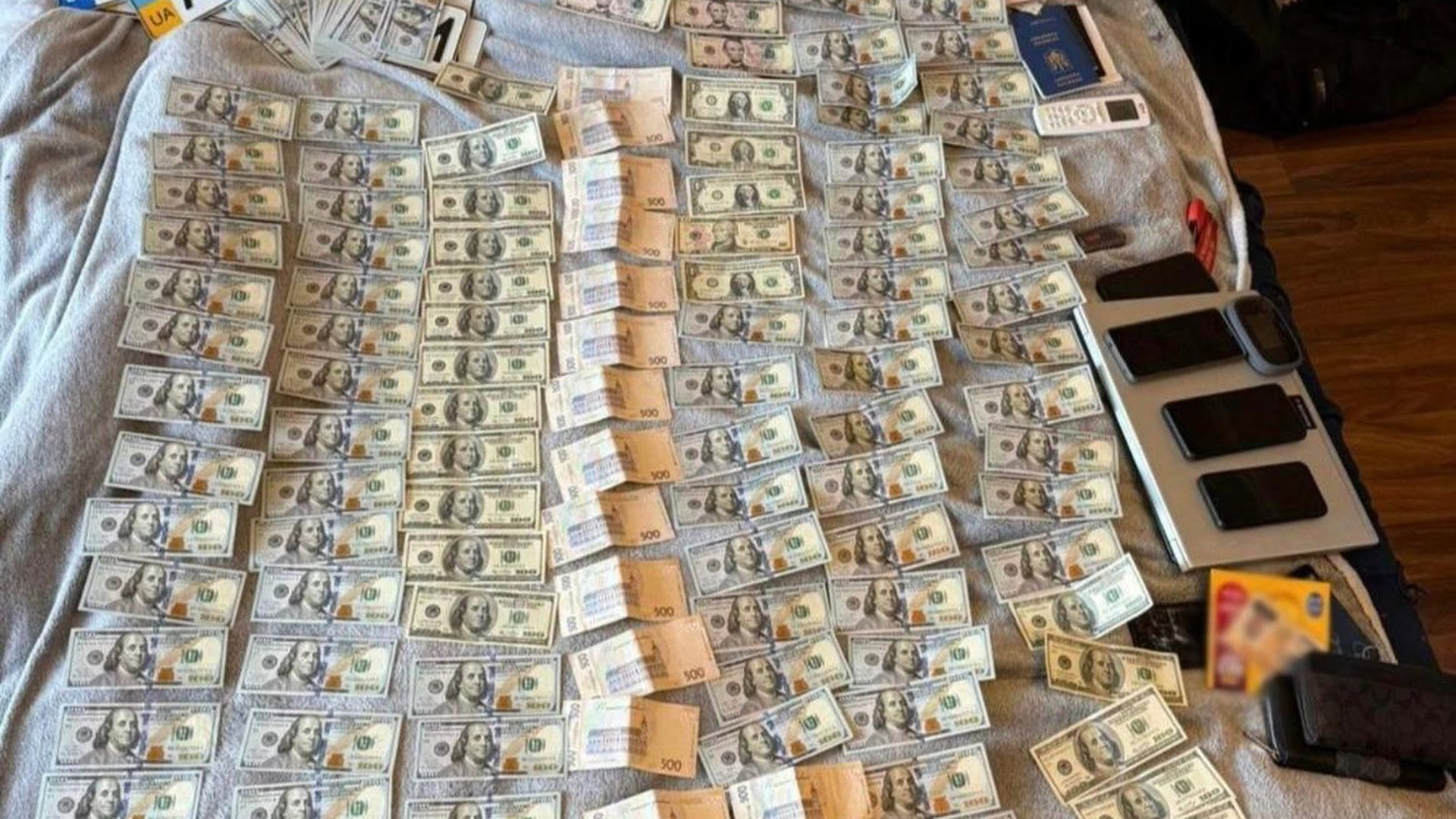 У Києві до суду йдуть працівники МВС за продаж красивих номе