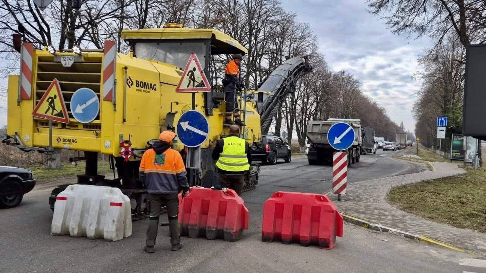 Ремонтні роботи на автомобільній дорозі Київської області, дорожня техніка та тимчасові знаки
