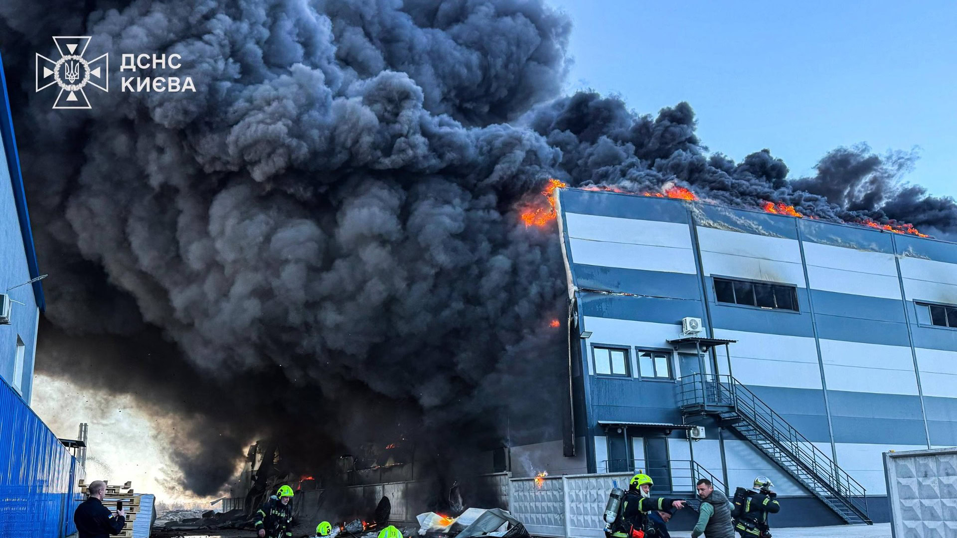 Рятувальники ДСНС Києва гасять масштабну пожежу на складі у Київській області