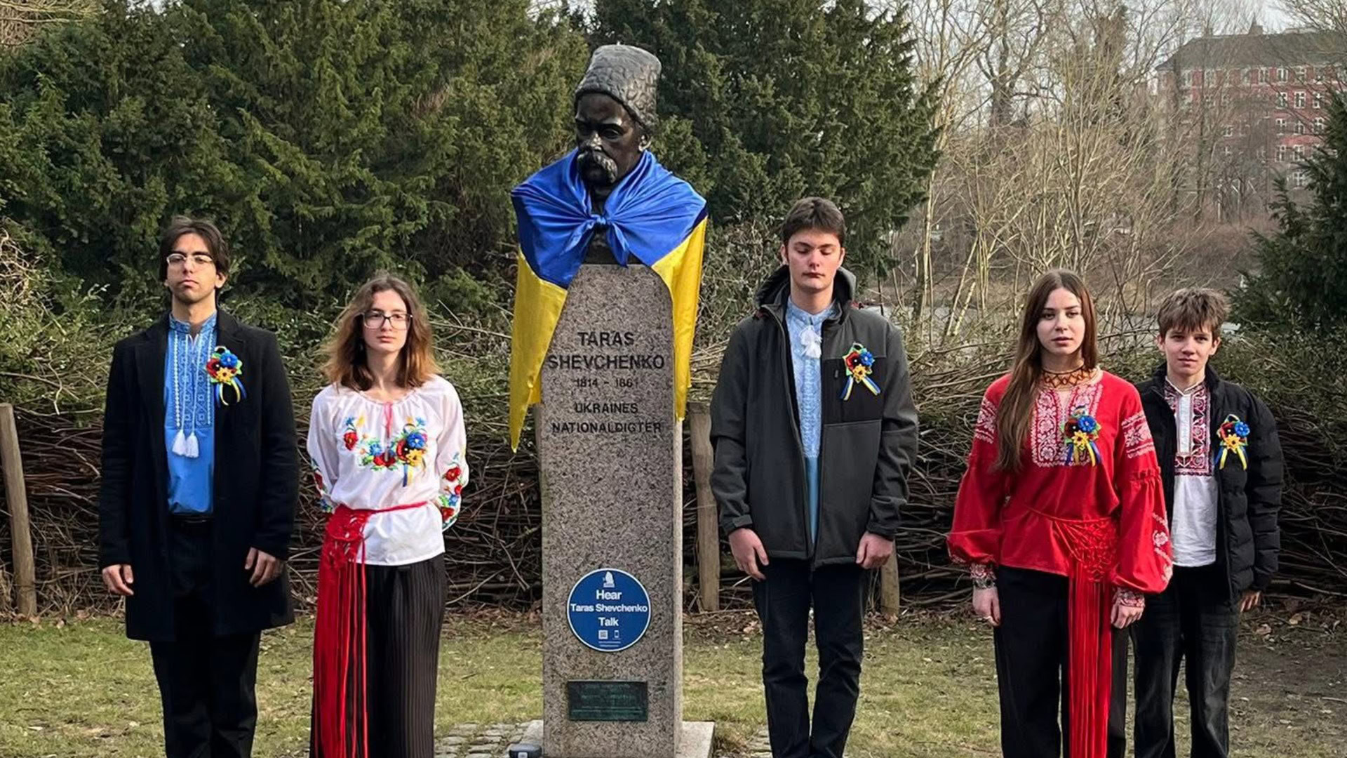 Перекладачка Ксенія Фрост-Фітісова зачитує данський переклад «Заповіту» біля пам'ятника Тарасу Шевченку у Копенгагені