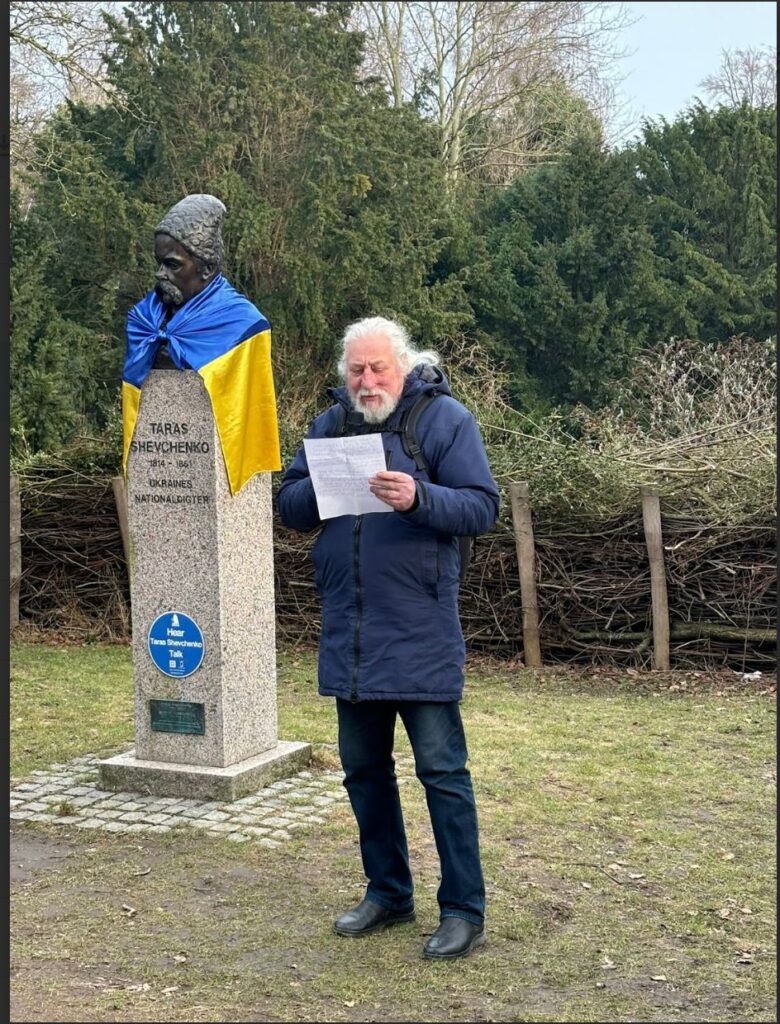 Сергій Богуславський поряд з монументом Шевченка