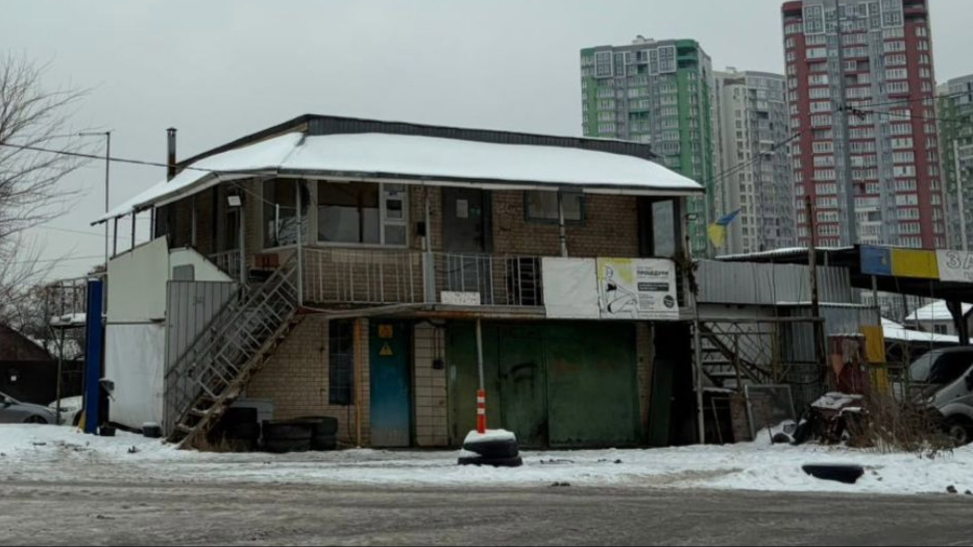 Самочинно збудовані гаражі на вулиці Андрія Аболмасова у Дніпровському районі Києва, через які намагалися захопити комунальну землю