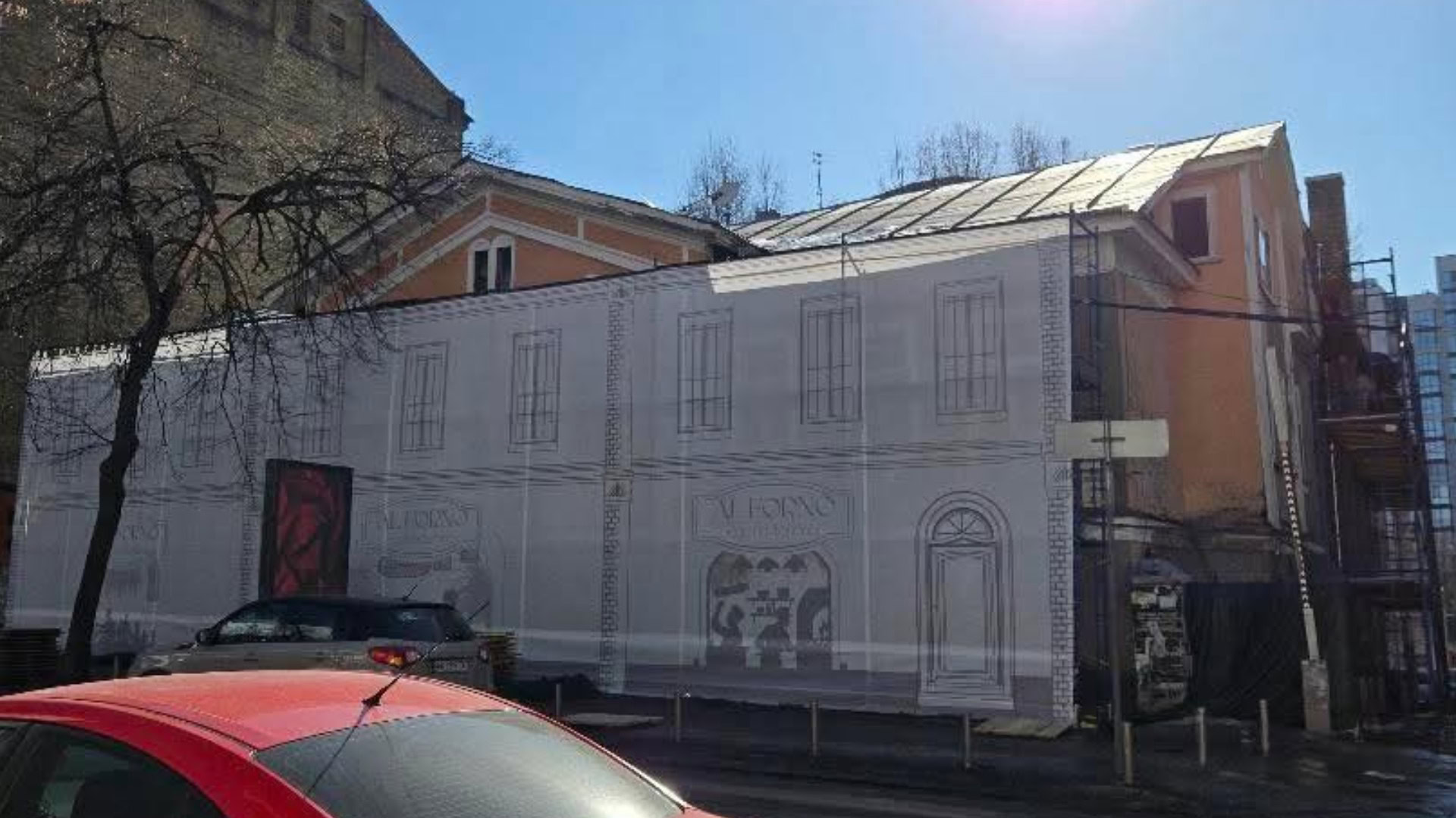 Будинок «Хлібна лавка» на Ярославовому Валу, 27 у Шевченківському районі Києва закритий будівельним полотном із зображенням нового фасаду