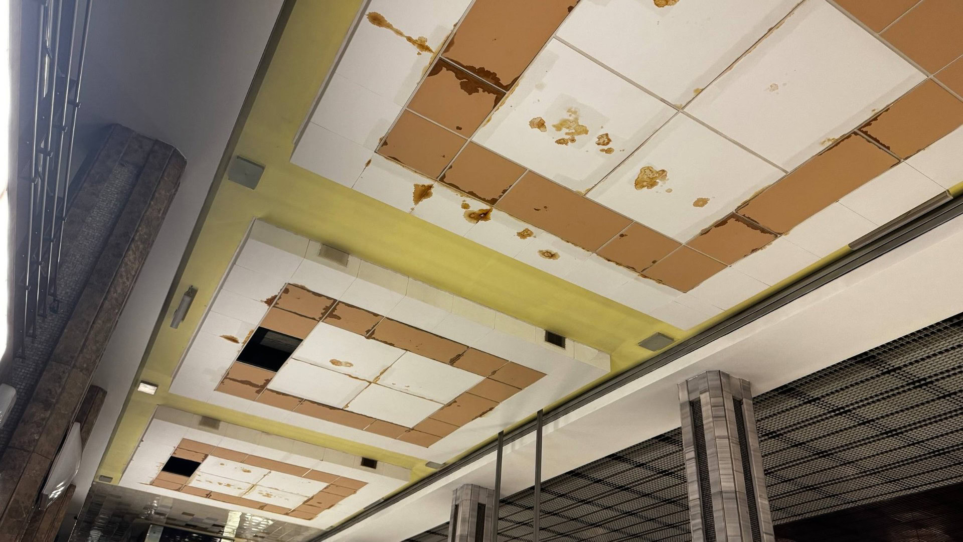 Пошкоджена підвісна стеля на станції метро «Іподром» — панелі набухли від вологи, деякі елементи відсутні