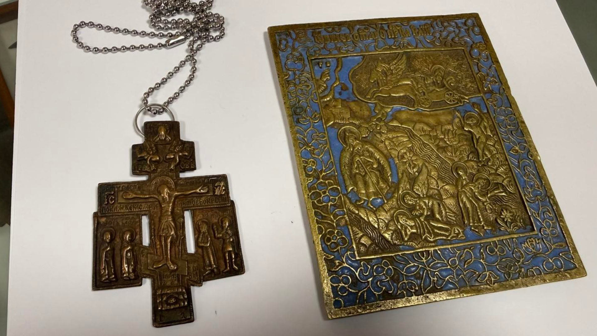 Старообрядницька металева ікона XIX ст. та мідний кіотний хрест XVIII–XX ст., вилучені Київською митницею під час спроб незаконного вивезення за кордон
