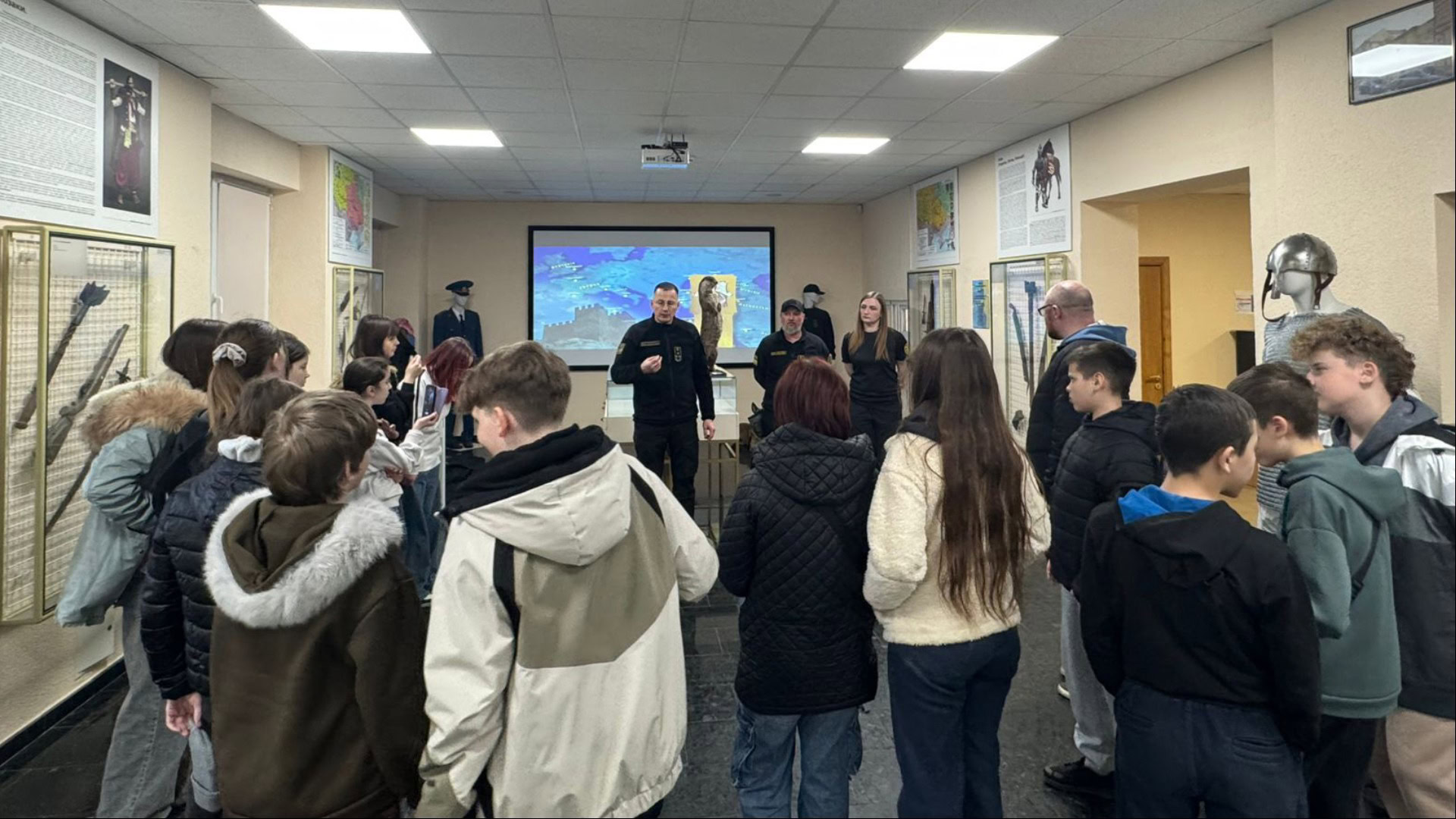 Заступник начальника Київської митниці проводить екскурсію для ліцеїстів у музеї відомства