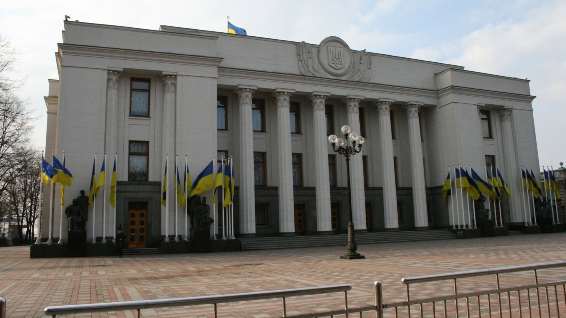 Головний вхід до Верховної Ради України з синьо-жовтими прапорами на фасаді будівлі