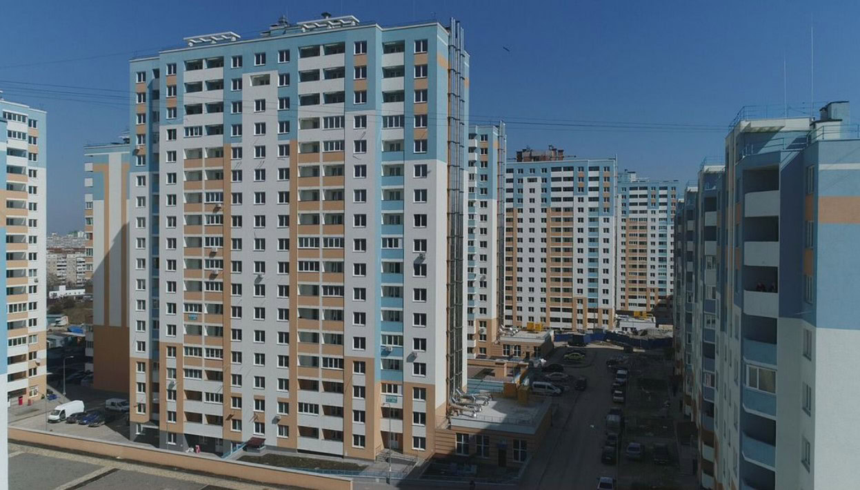 Яйця у Києві подорожчали на 75% за рік: ціни у п'яти мережах Багатоповерхові житлові будинки Київміськбуду на тлі блакитного неба в Києві