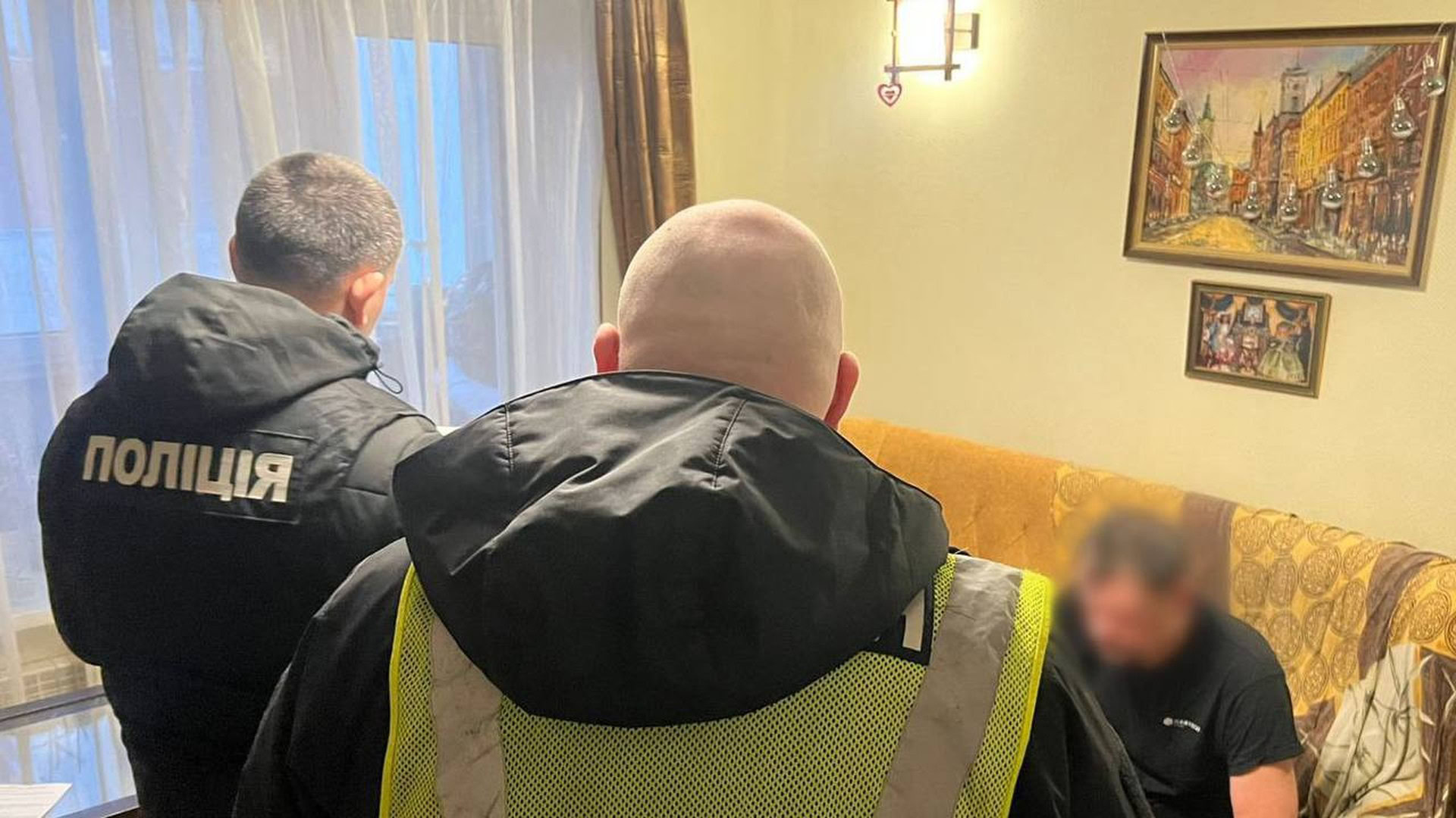 Поліцейські у формі проводять затримання підозрюваного у справі про розтрату бюджетних коштів на реконструкції парку «Фестивальний»