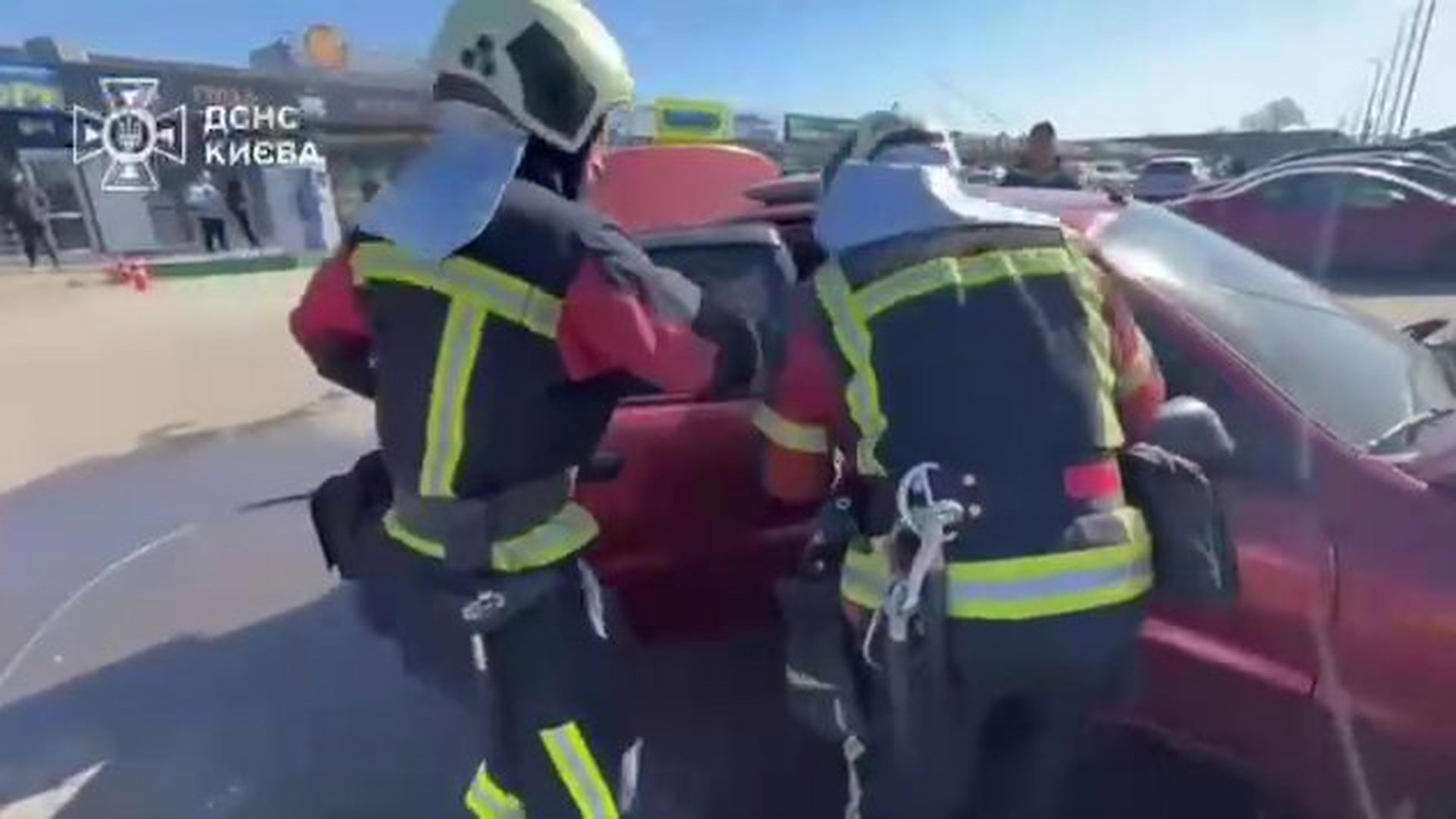 Рятувальники ДСНС гасять пожежу автомобіля Ланос на авторинку вулиці Садовій у Солом'янському районі Києва