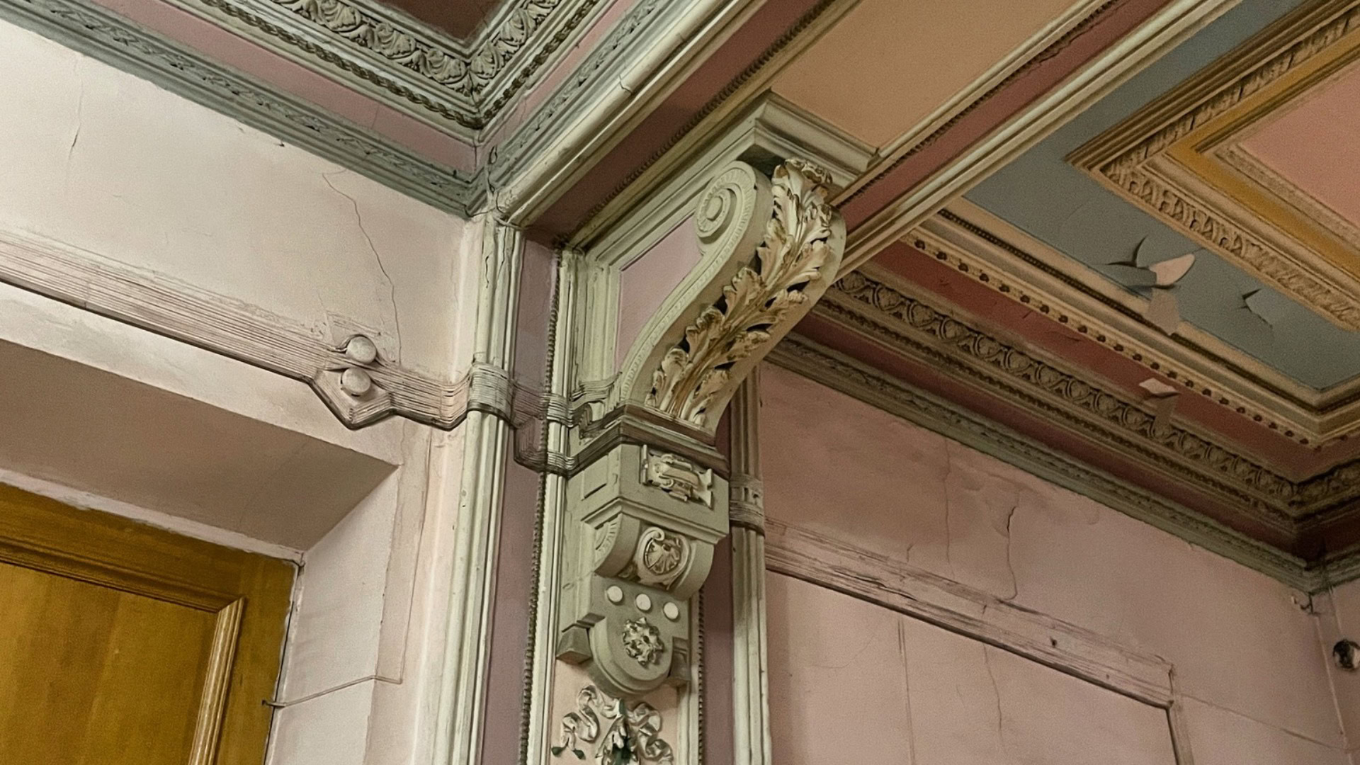 Збережена ліпнина в холі садиби на Великій Житомирській, 28 у Києві — пам'ятка межі XIX–XX століть