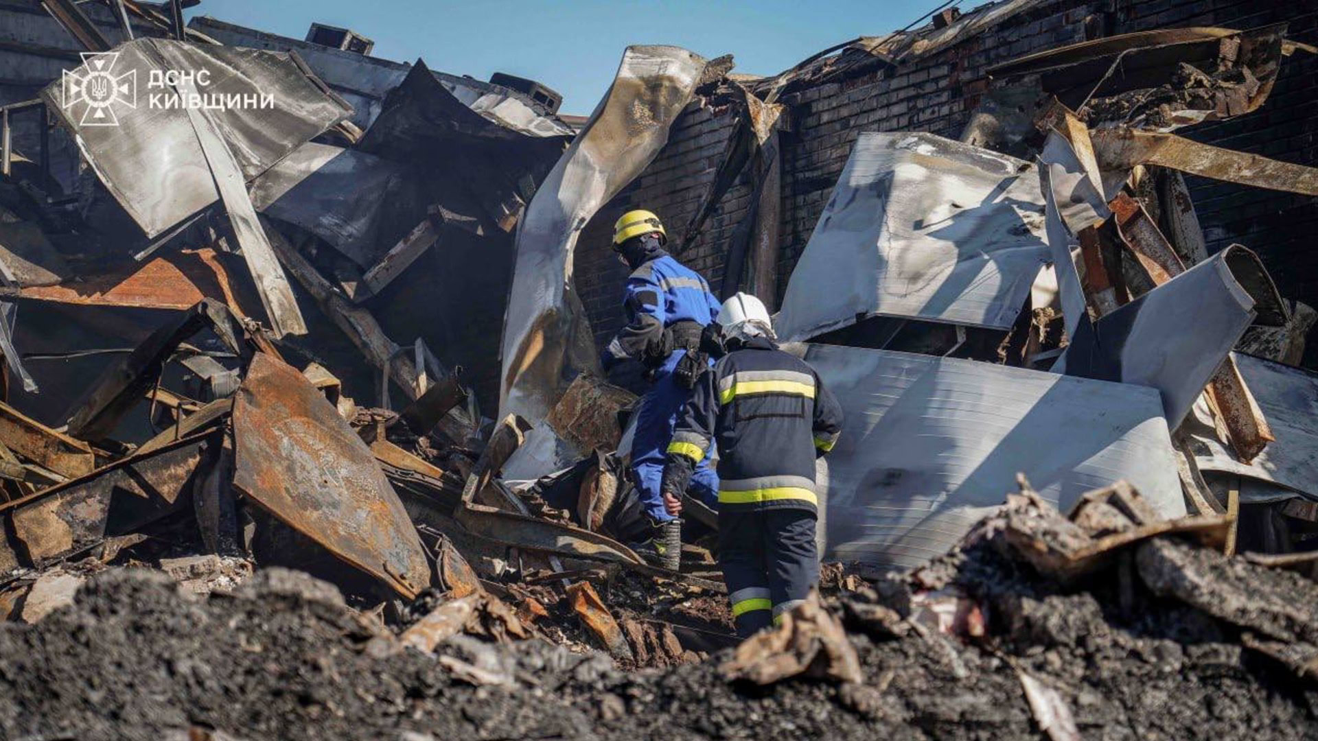 Рятувальники ДСНС розбирають завали після обстрілу Броварів із залученням важкої техніки та кінологів