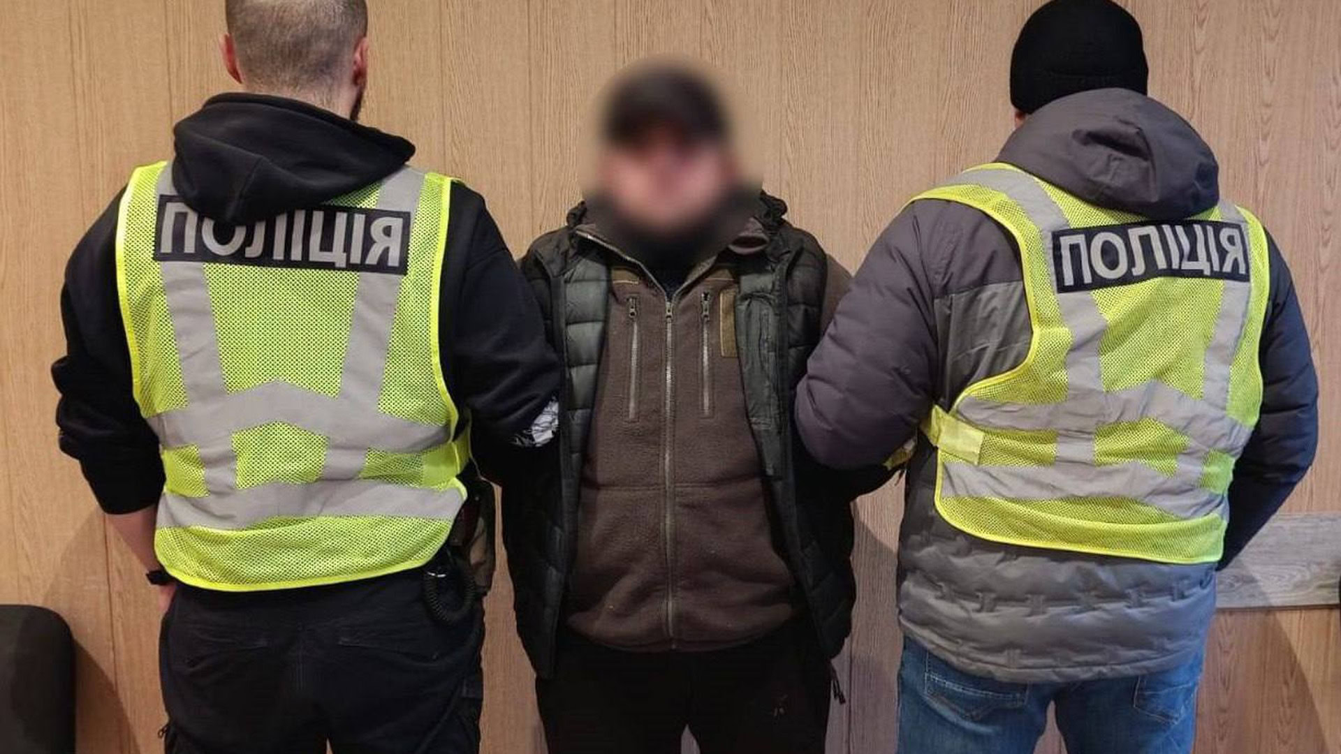 Поліцейські затримують іноземця, який танцював на Народному меморіалі на Майдані Незалежності у Києві