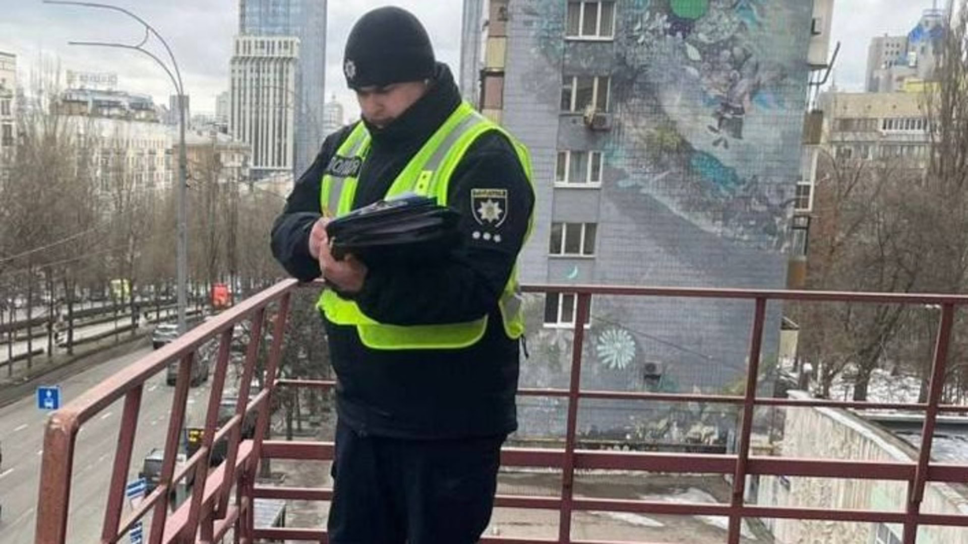 Правоохоронці Нацполіції на місці загибелі 32-річного чоловіка у Печерському районі Києва на бульварі Лесі Українки