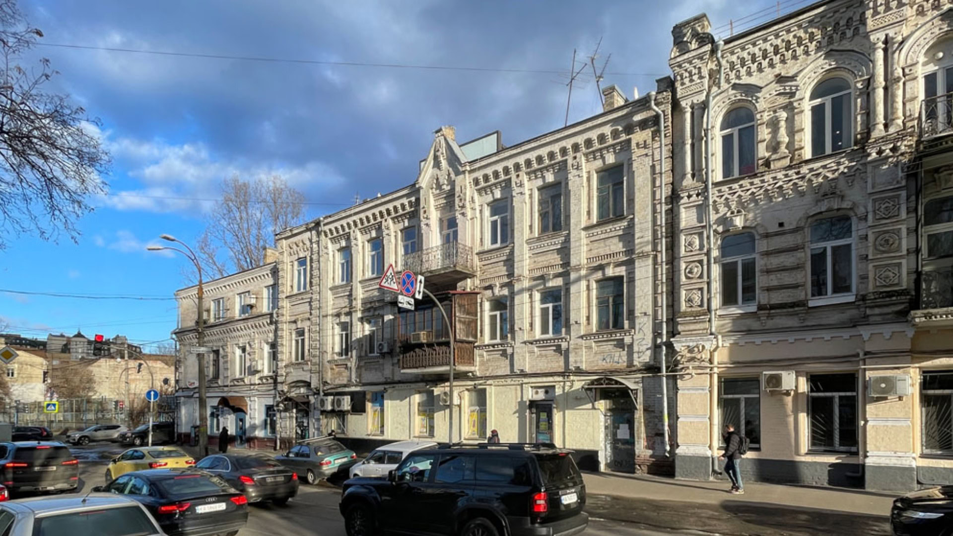 Два цегляні прибуткові будинки кінця ХІХ століття на розі Верхнього Валу та Межигірської на київському Подолі