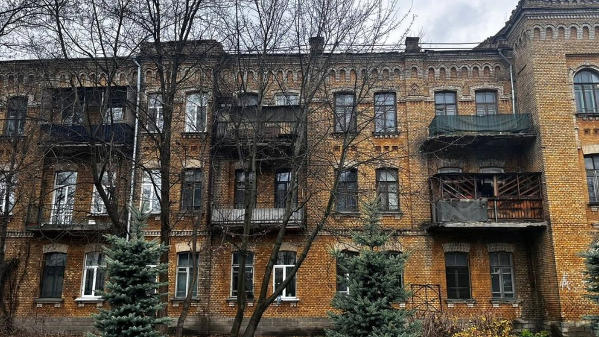 Житловий будинок офіцерів-вихователів Миколаївського артилерійського училища на вулиці Воробйова у Солом'янському районі Києва — аварійний стан фасаду