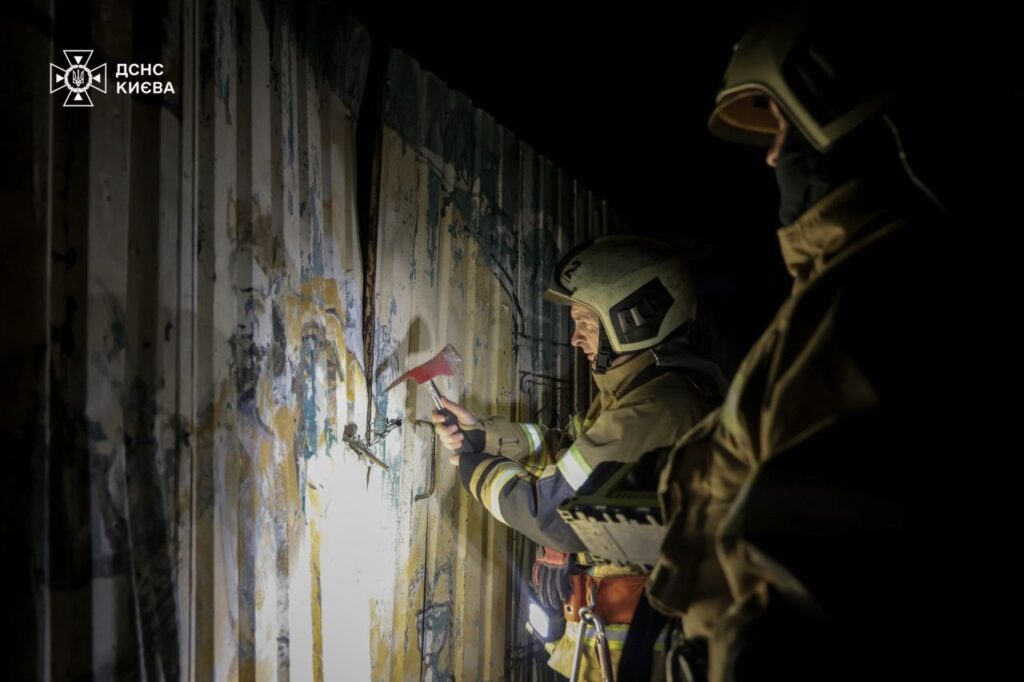 Молодик провалився у п'ятиметрову яму на Поштовій площі в Києві