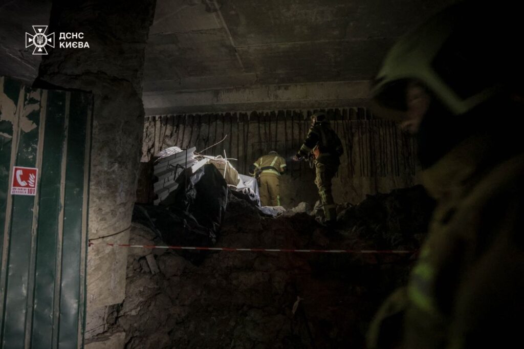 Молодик провалився у п'ятиметрову яму на Поштовій площі в Києві