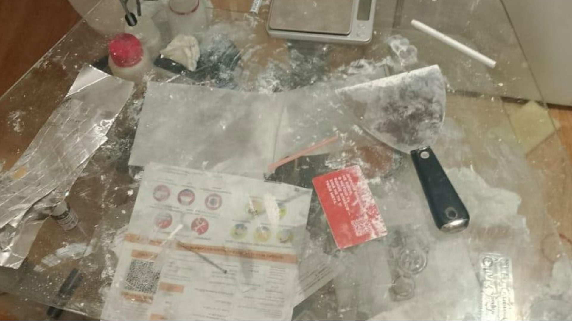 Правоохоронці проводять обшуки у підпільній нарколабораторії з виробництва амфетаміну на Київщині, вилучені прекурсори та обладнання