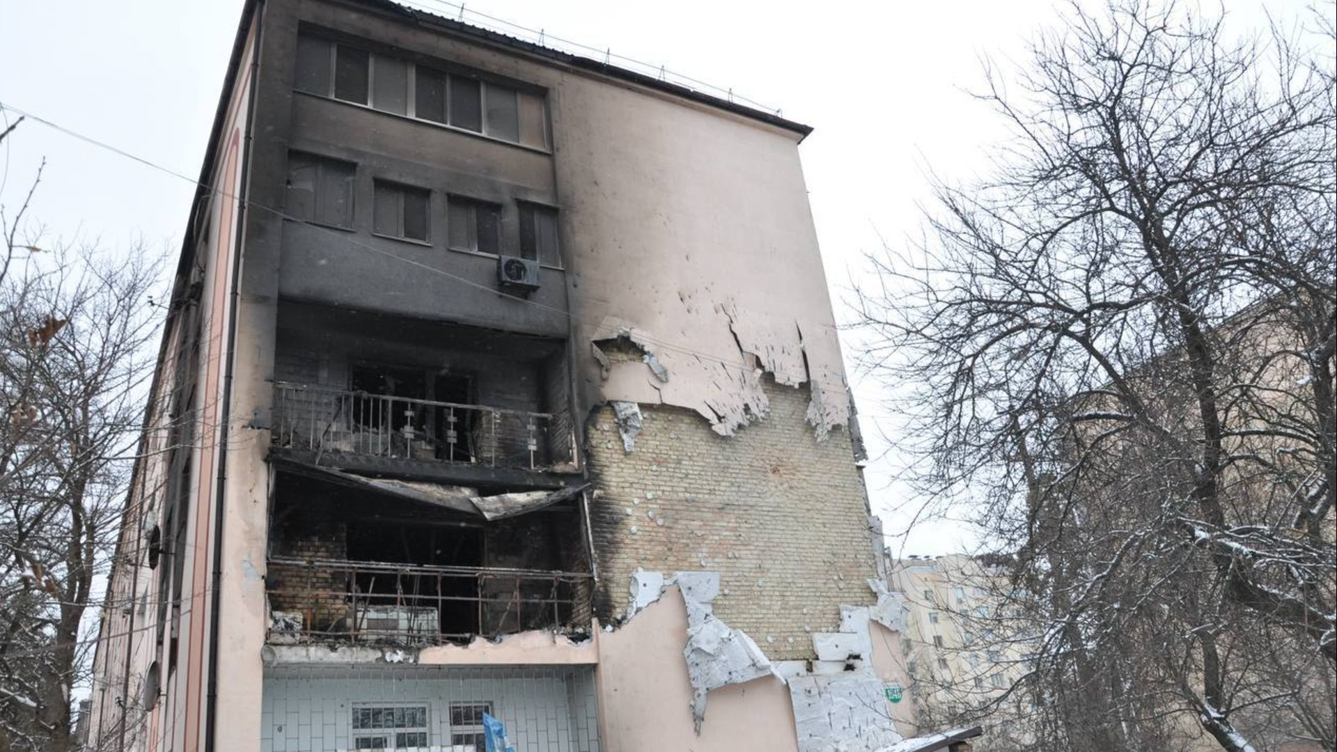 Зруйнований житловий будинок у Бучі зі слідами обстрілів та пожежі після 33 днів російської окупації