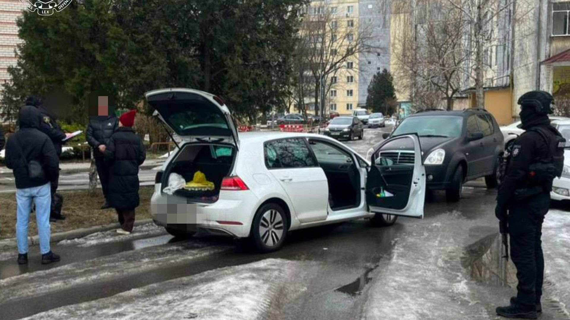 Правоохоронці затримують підозрюваних у збуті кокаїну на Київщині, обшук автомобіля